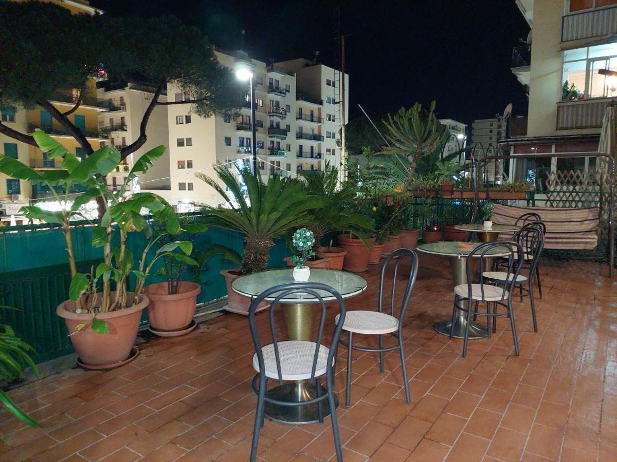 Apartamento Domus Cesare Nápoles Exterior foto